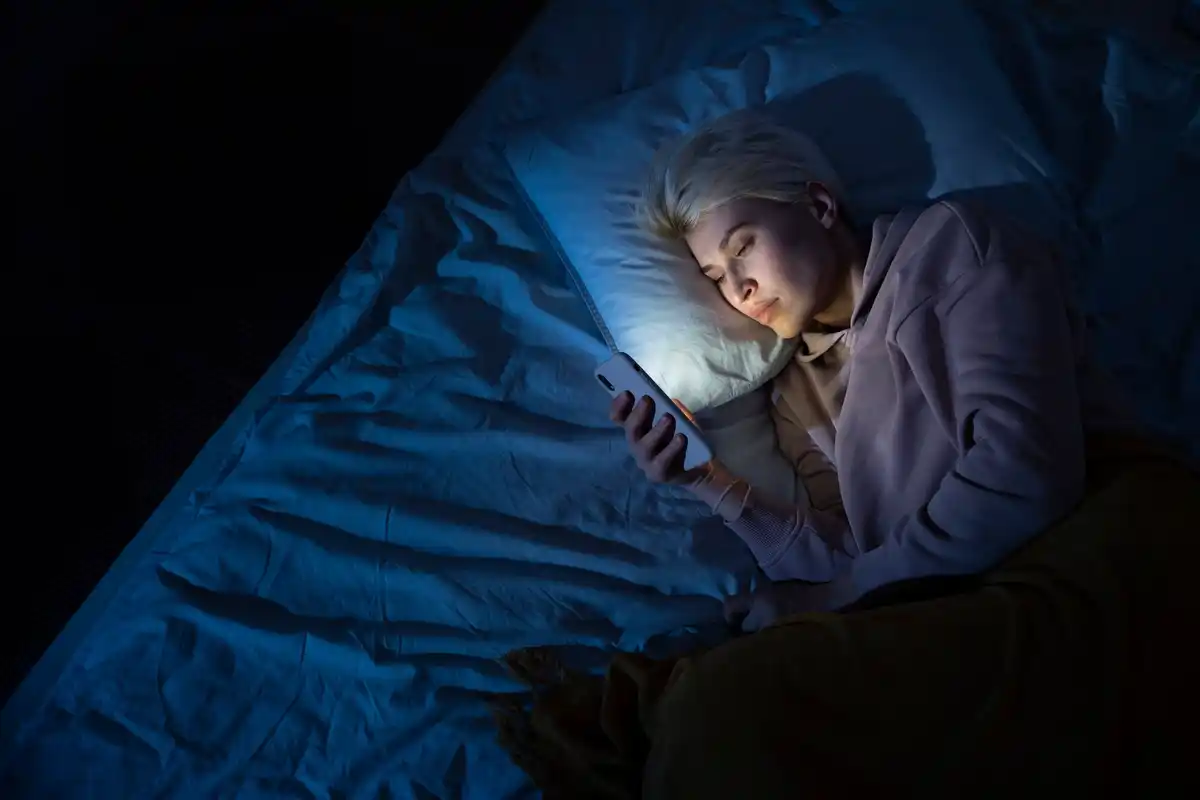 phone nightstand sleep blue light netherlands