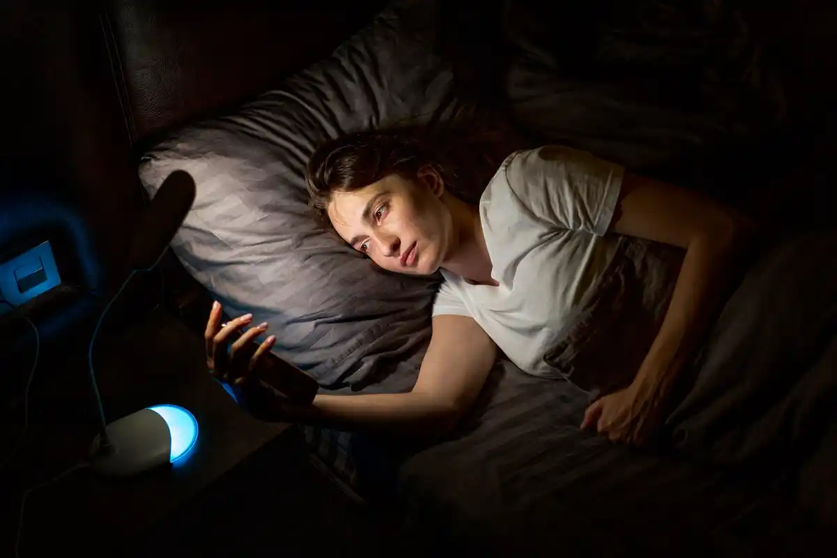 phone nightstand sleep blue light netherlands