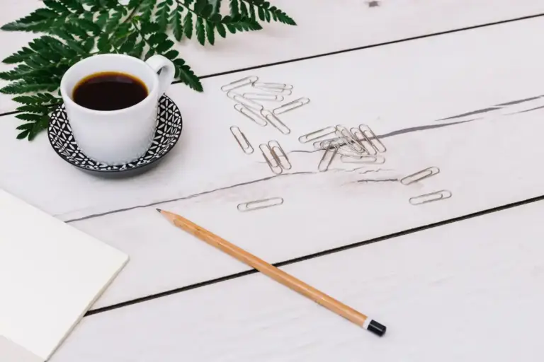 Dutch handwritten daily goals on paper productivity minimalist desk