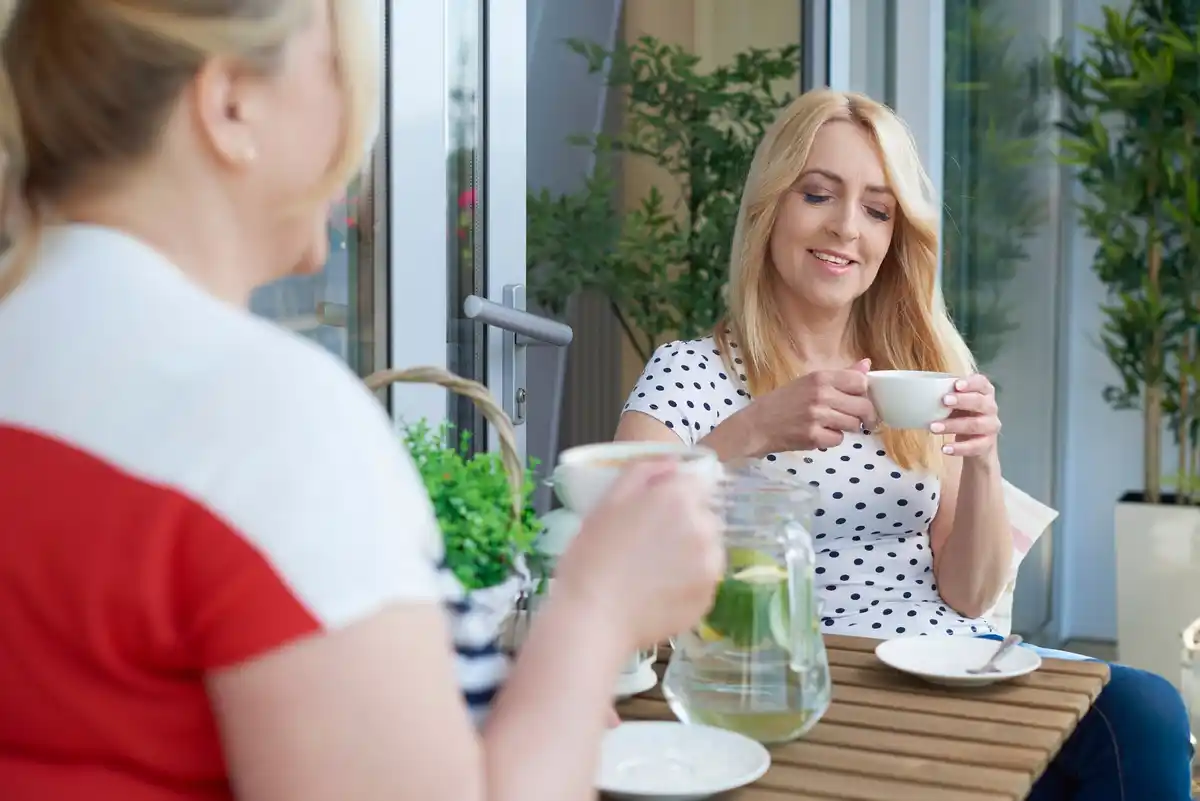 dutch friends talking in cafe awkward pause