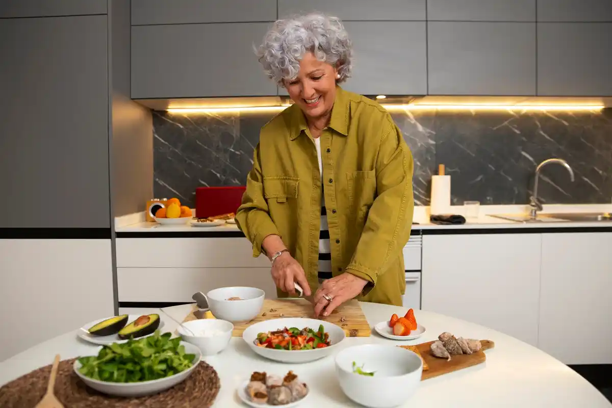 Grandma kitchen evening routine Dutch home