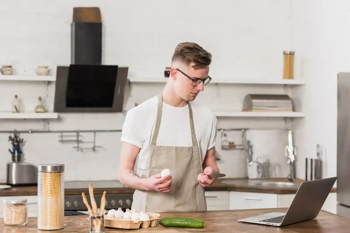 dutch chef using silicone cutting mat in home kitchen