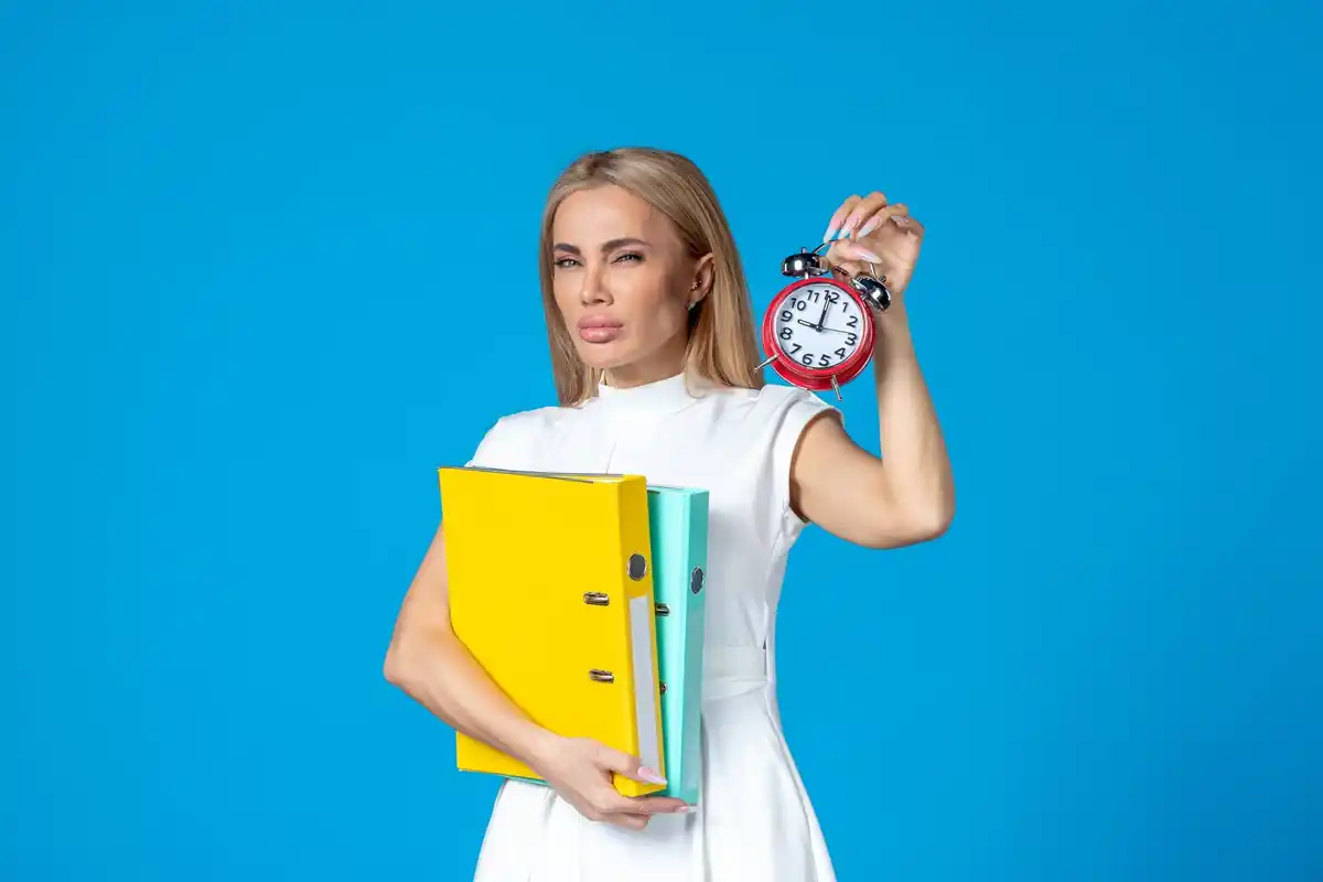 student studying for 15 minutes with timer on desk