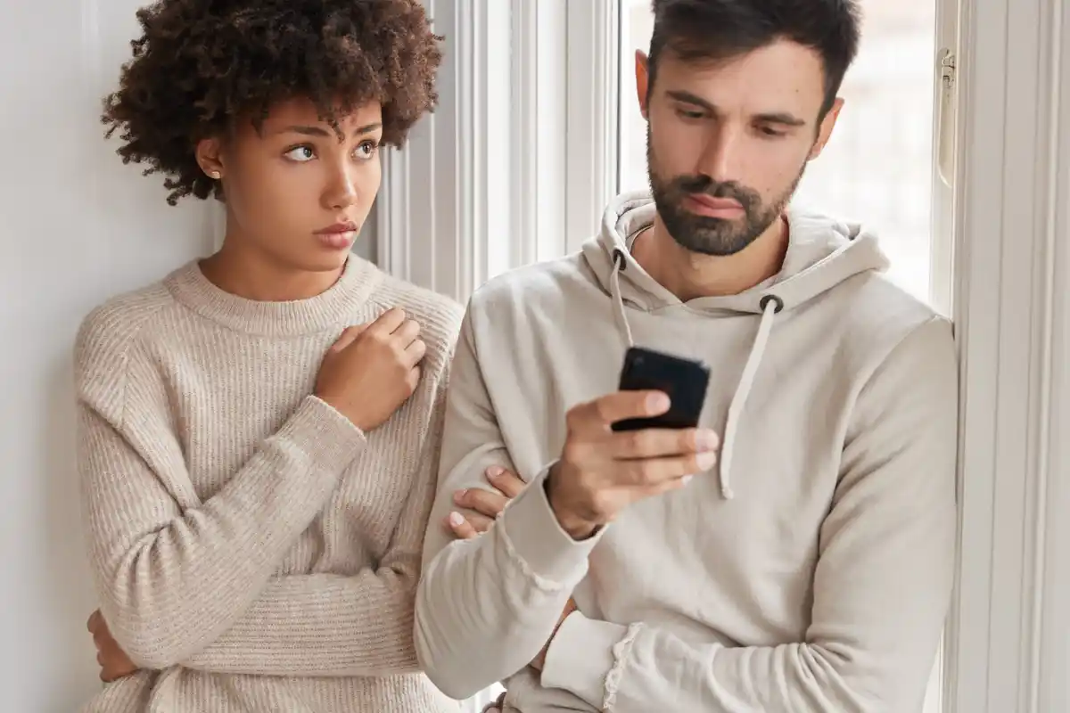 couple looking at phone social media conflict Netherlands