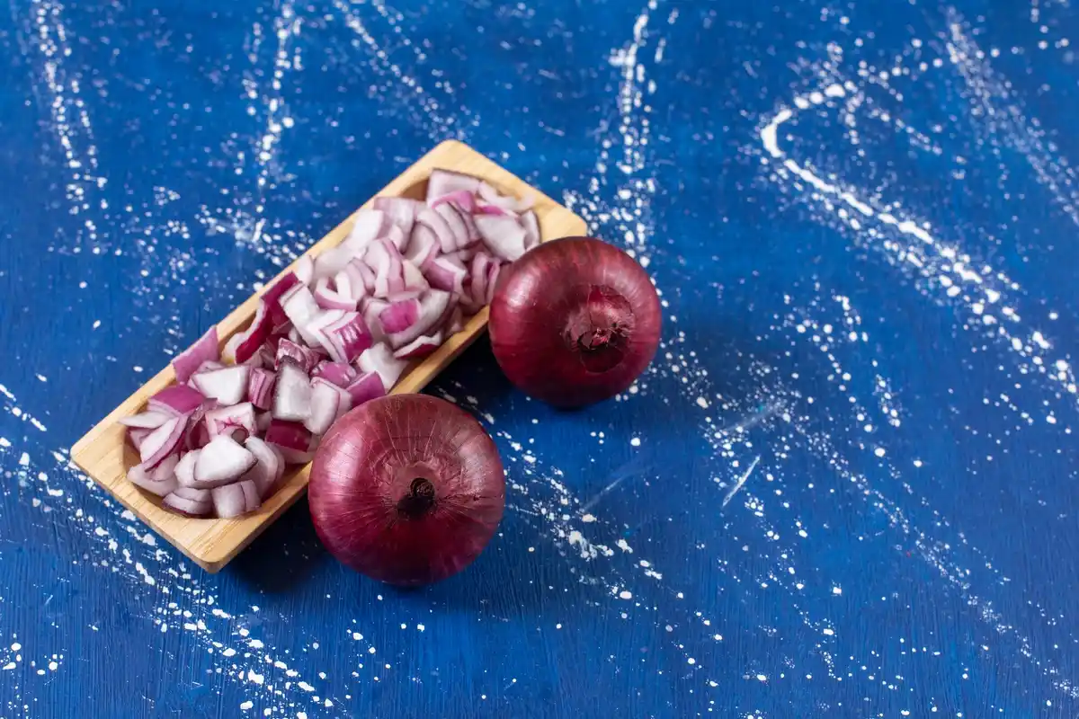 sliced onion rings versus diced onion comparison kitchen table