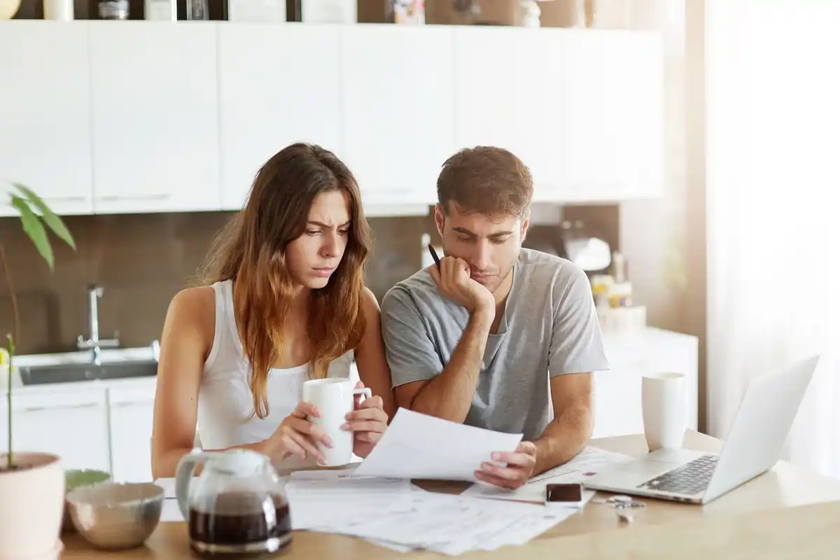 Young Dutch couple manage investments at home
