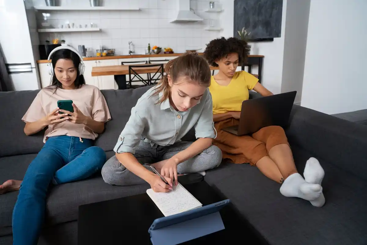 group of Dutch students using a saving app together