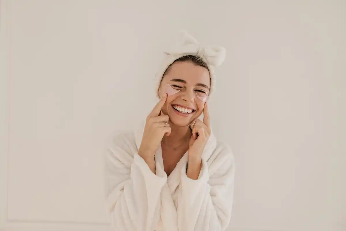 dutch woman cleansing face night routine