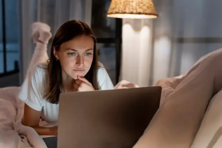 laptop shutting down night home office netherlands