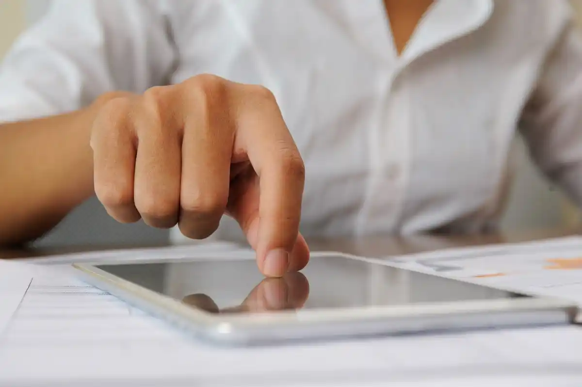 digital receipts smartphone Dutch hand finance organization