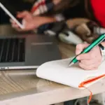 handwriting note taking vs laptop learning student Netherlands
