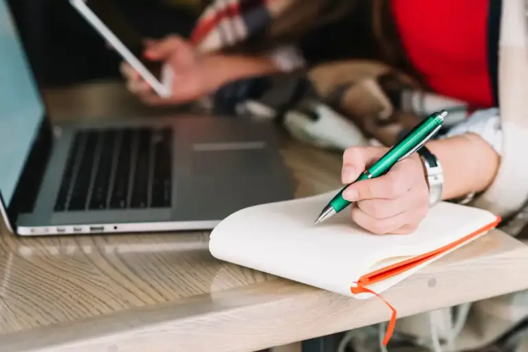 handwriting note taking vs laptop learning student Netherlands