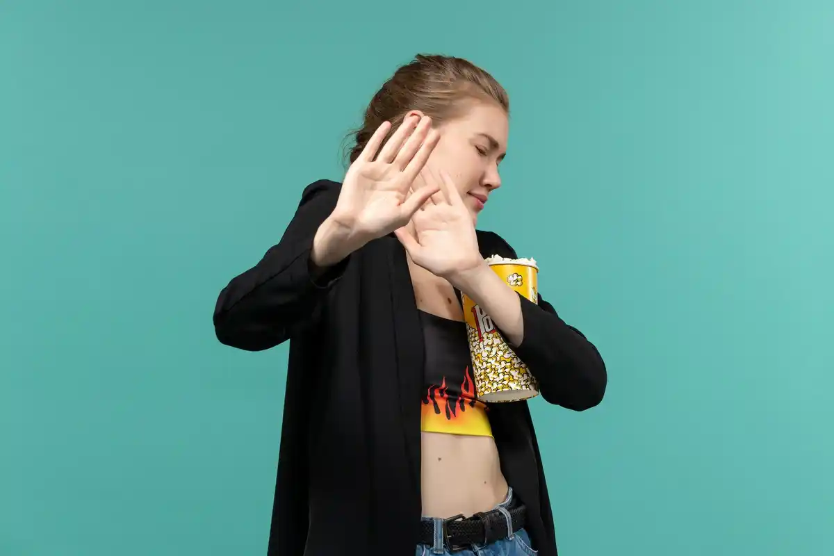 body language manipulation warning signs
