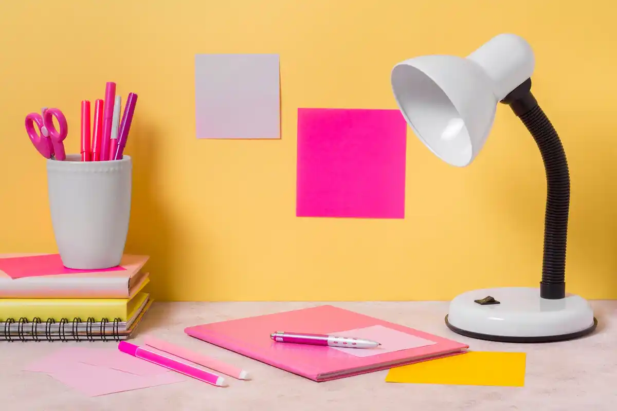 yellow highlighter study desk Dutch book