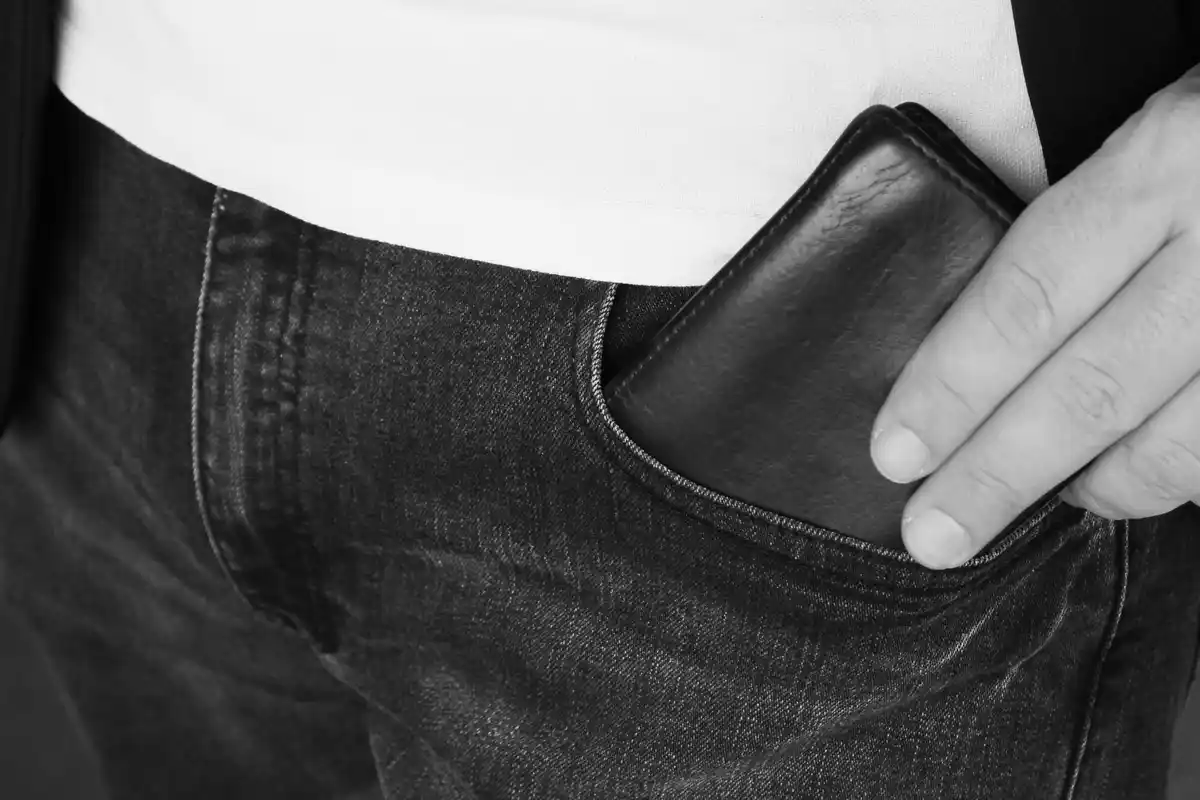 Wallet with only one banknote and credit cards, Dutch setting