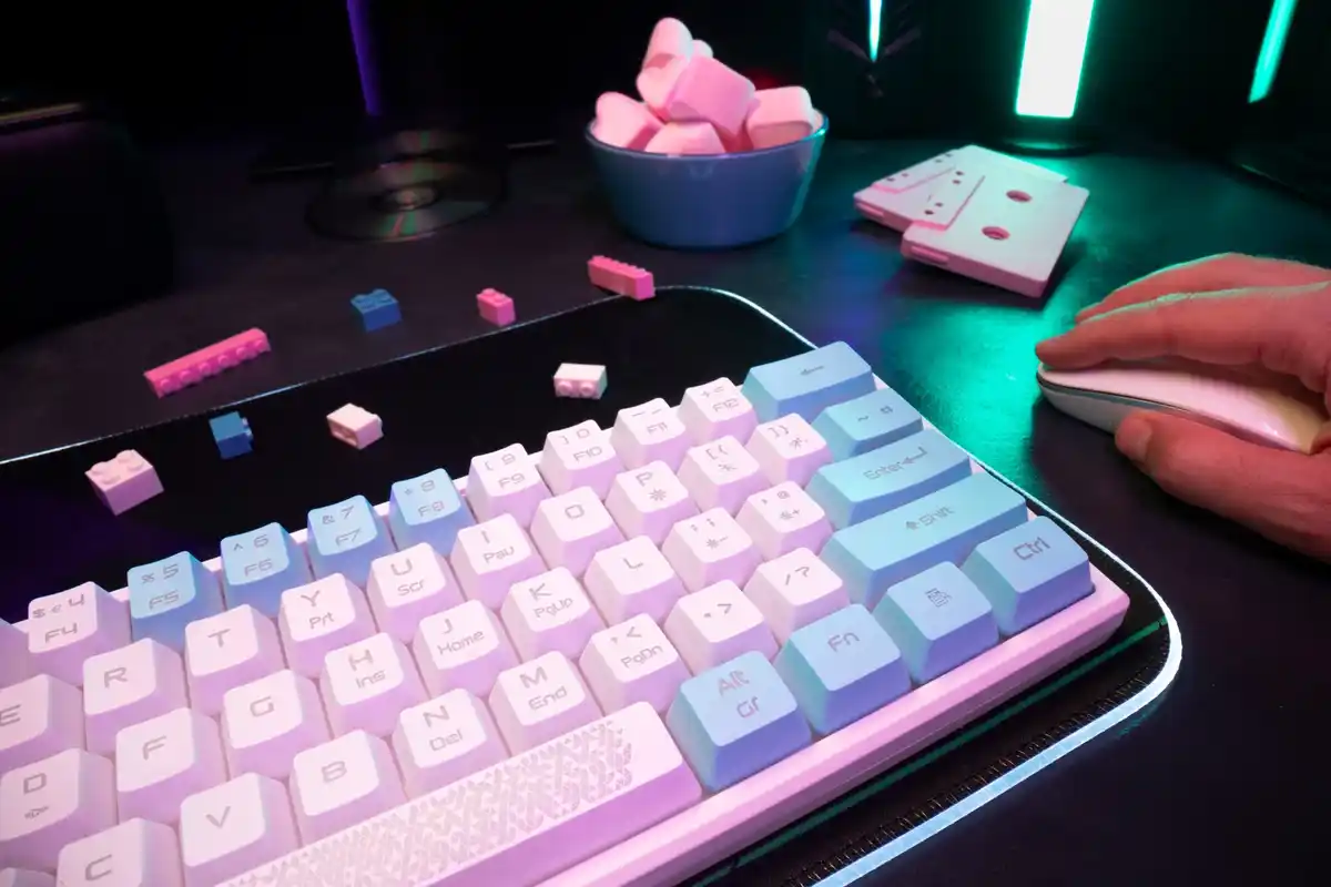 ctrl alt delete close up color keyboard Dutch office