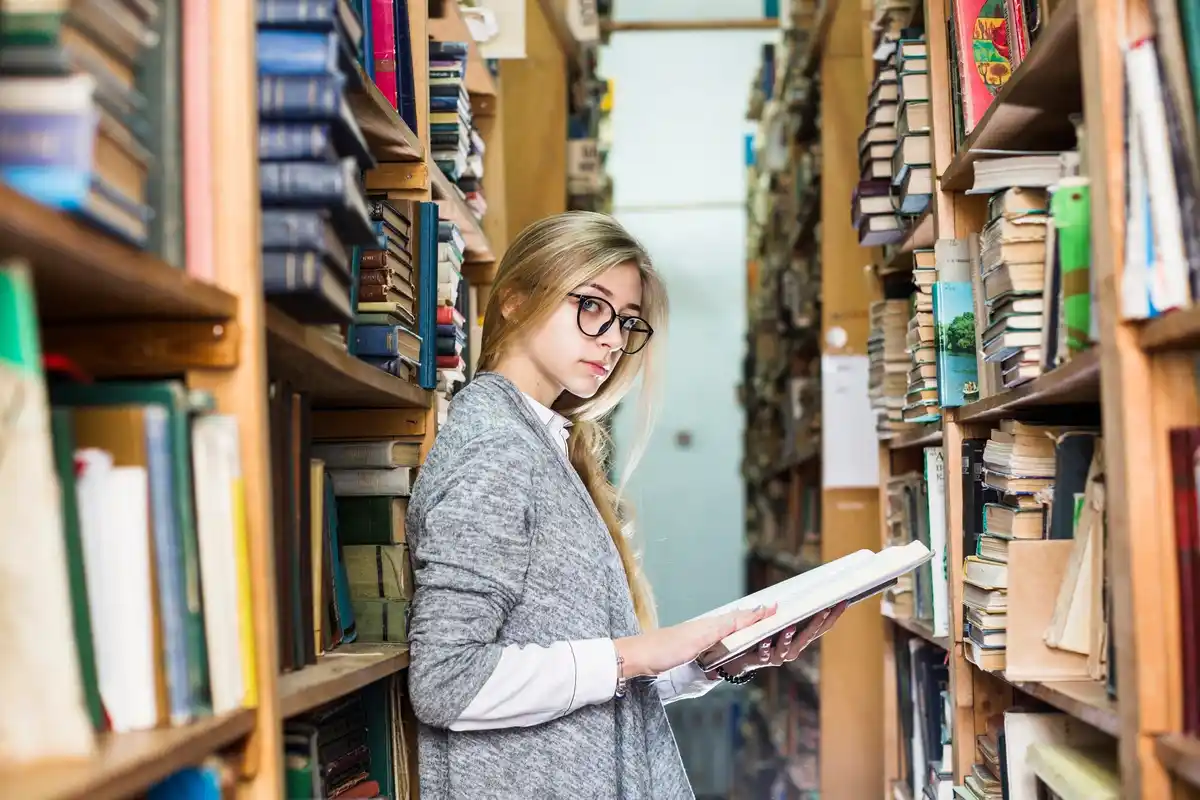 student selling used textbooks dutch bookshelf