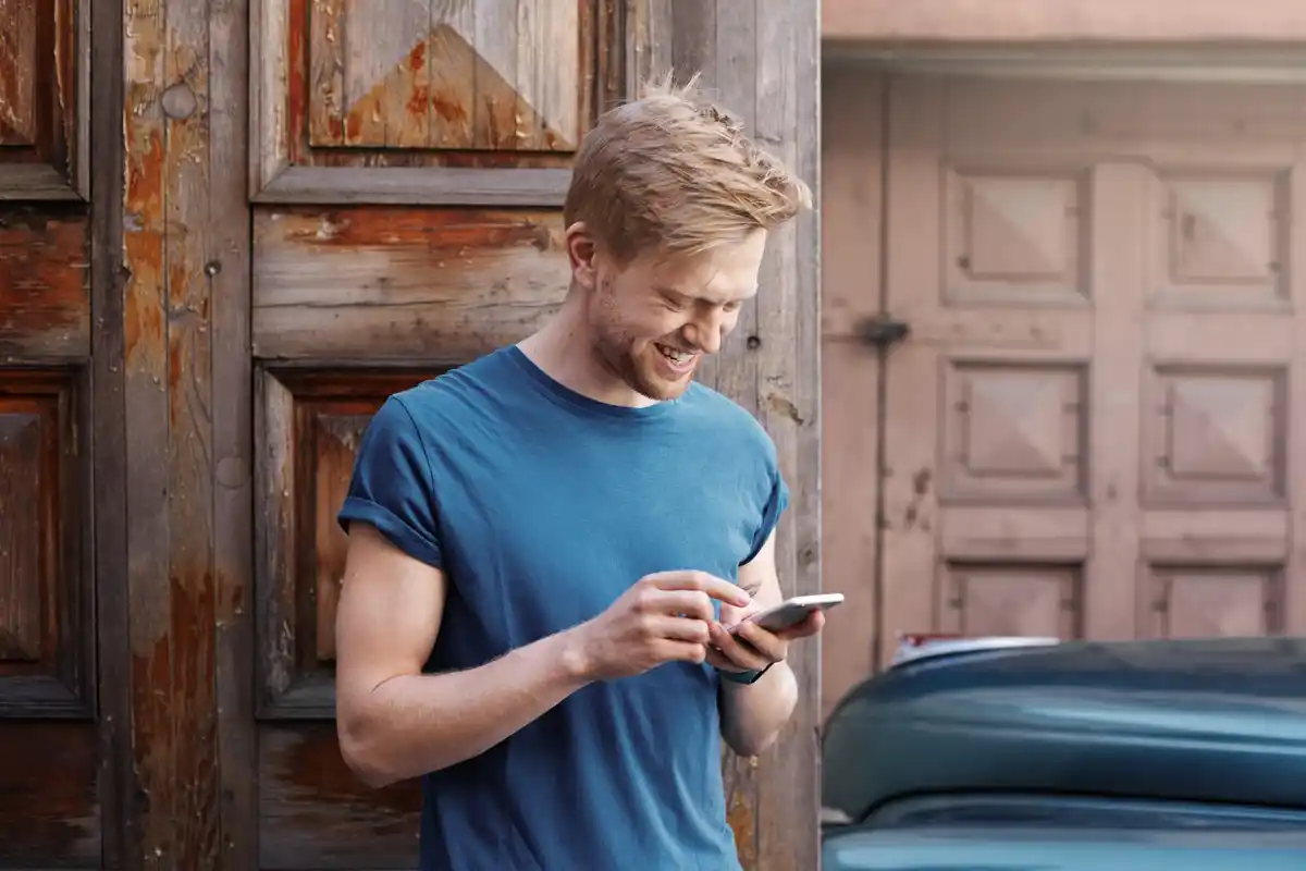 dutch person using iphone texting feature