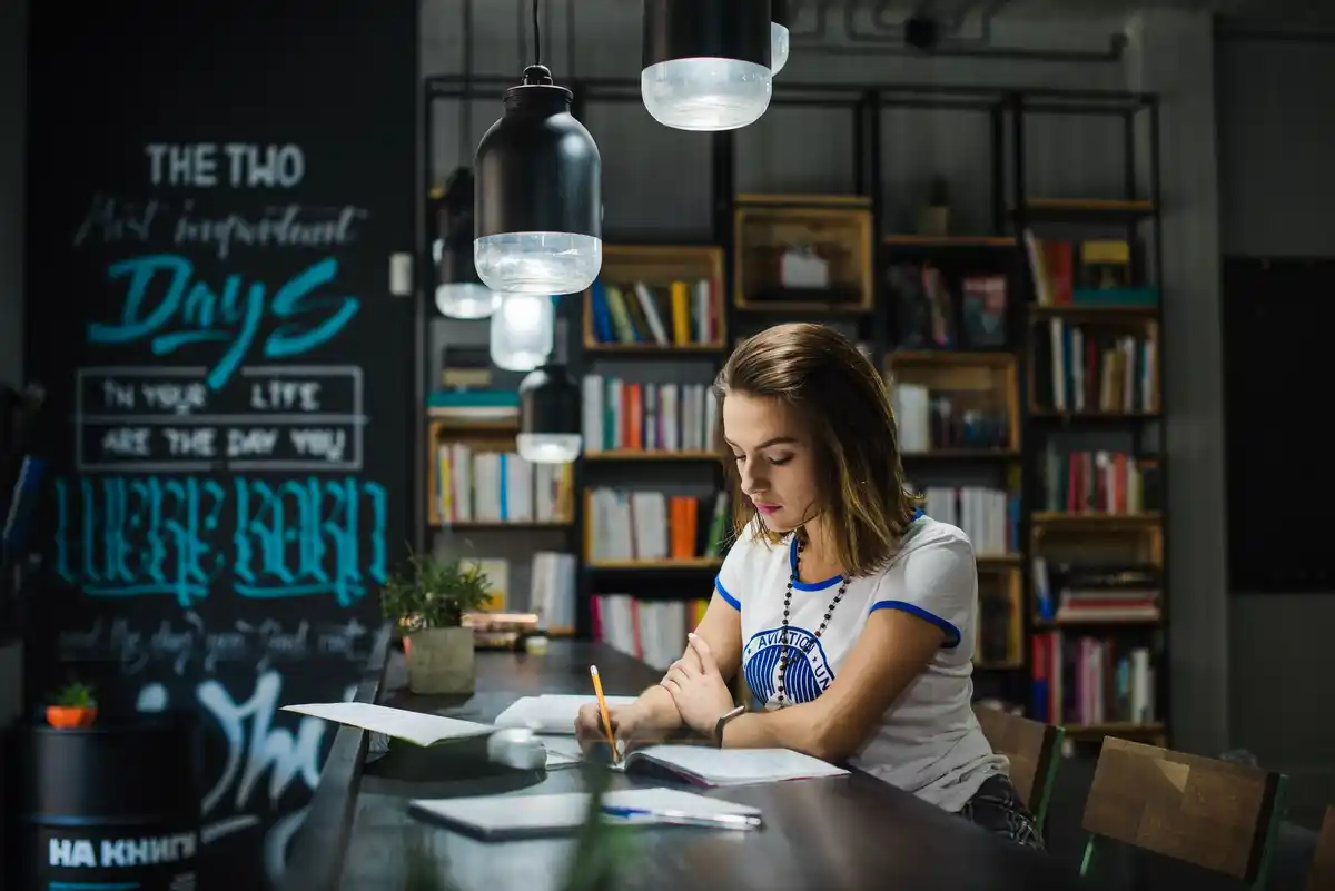 Dutch students studying with highlighted books