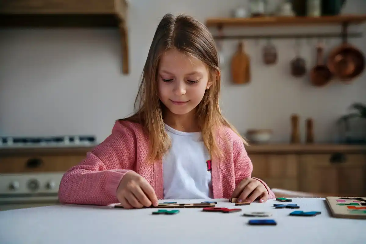 student using flashcards in Dutch study session