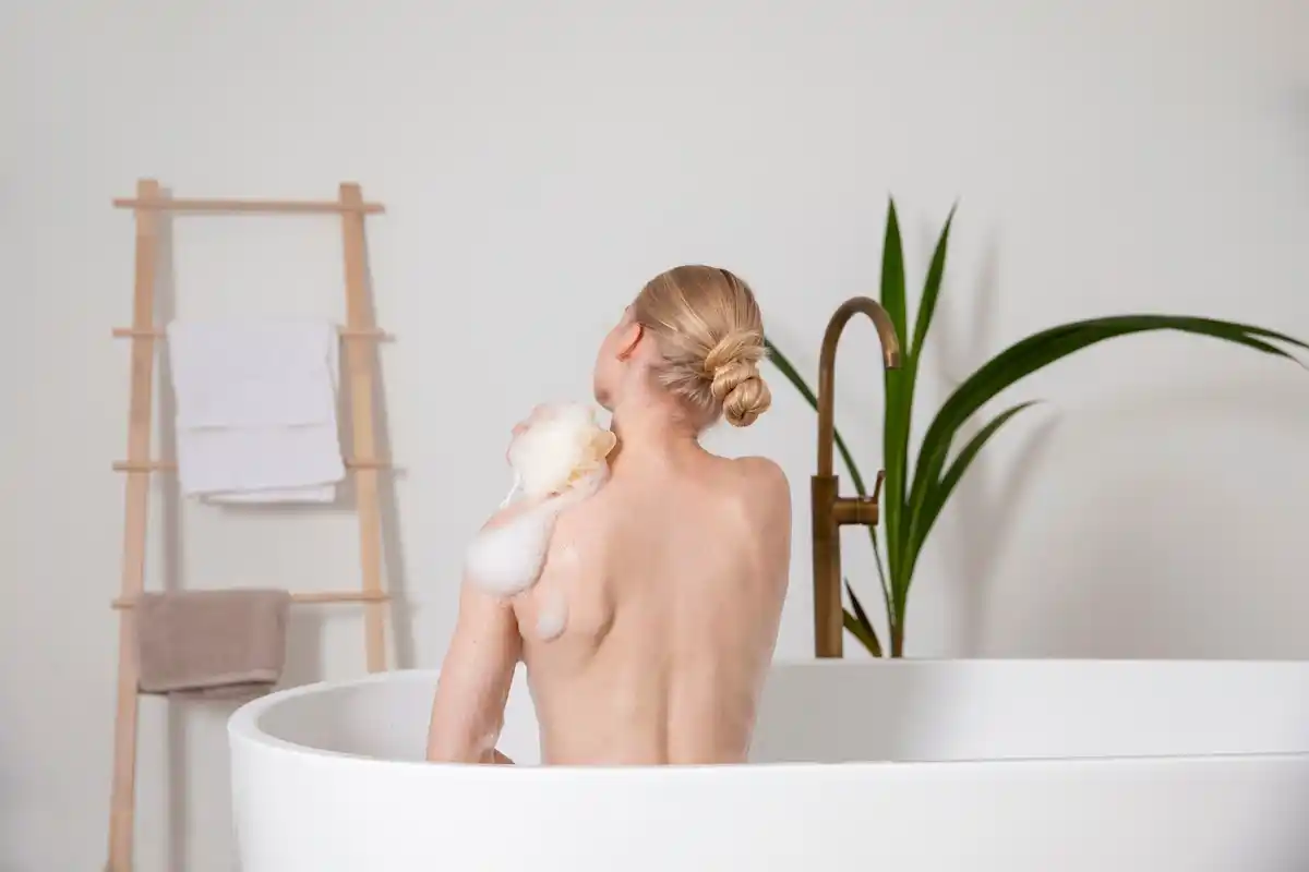 Dutch woman hair natural no shampoo week bathroom
