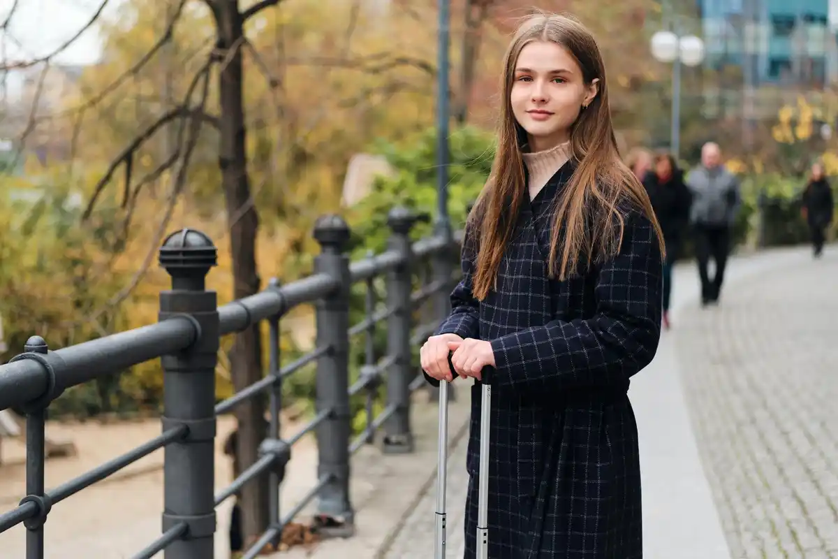dutch woman smiling not apologizing city street