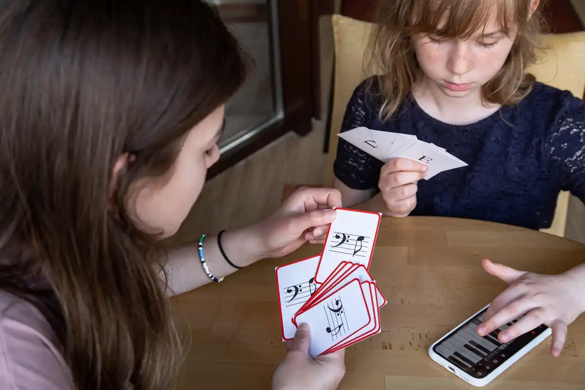 dutch student flashcards explaining to friend dorm