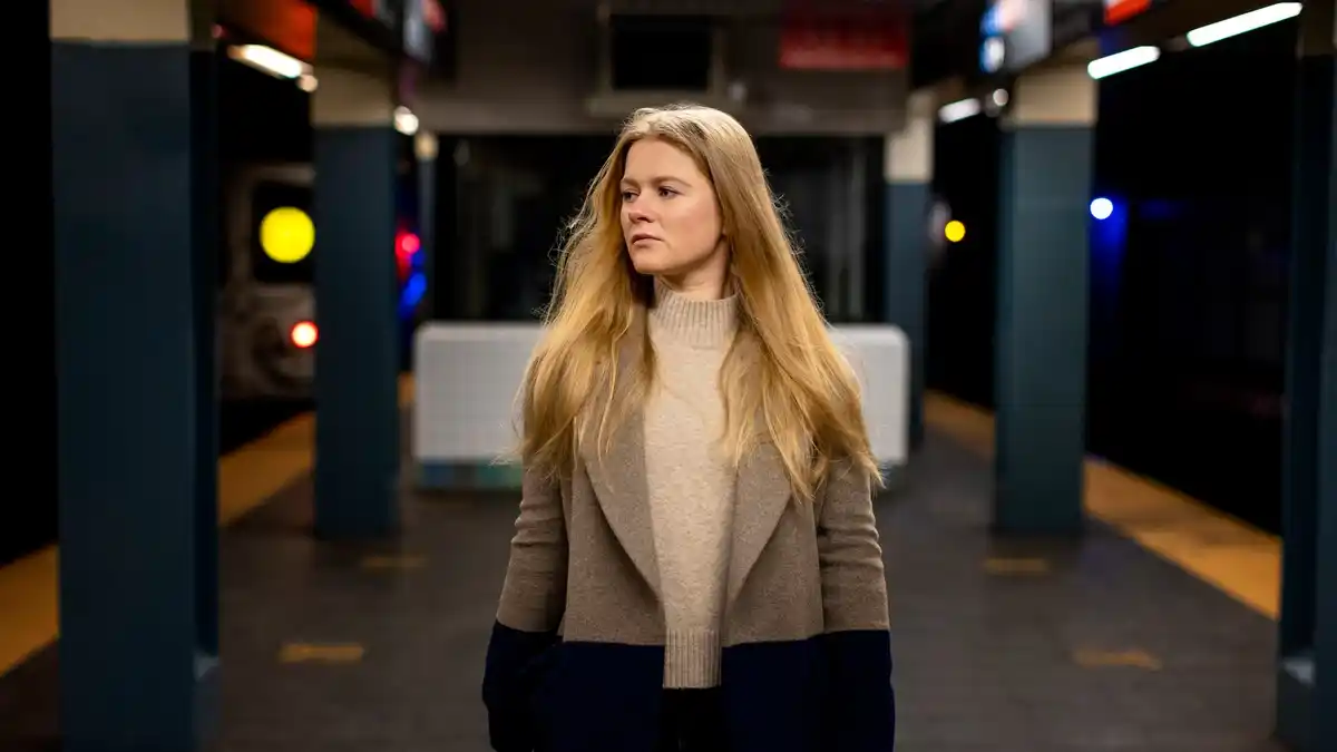dutch woman setting boundaries in public