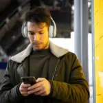 Dutch person adjusting smartphone battery settings
