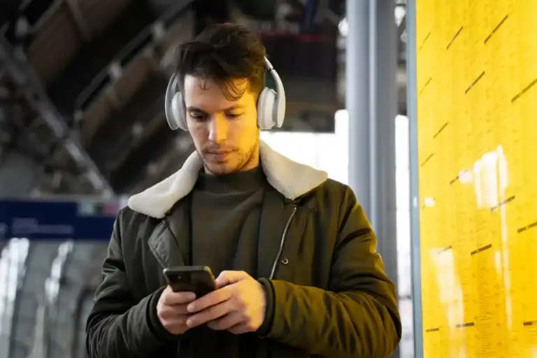 Dutch person adjusting smartphone battery settings