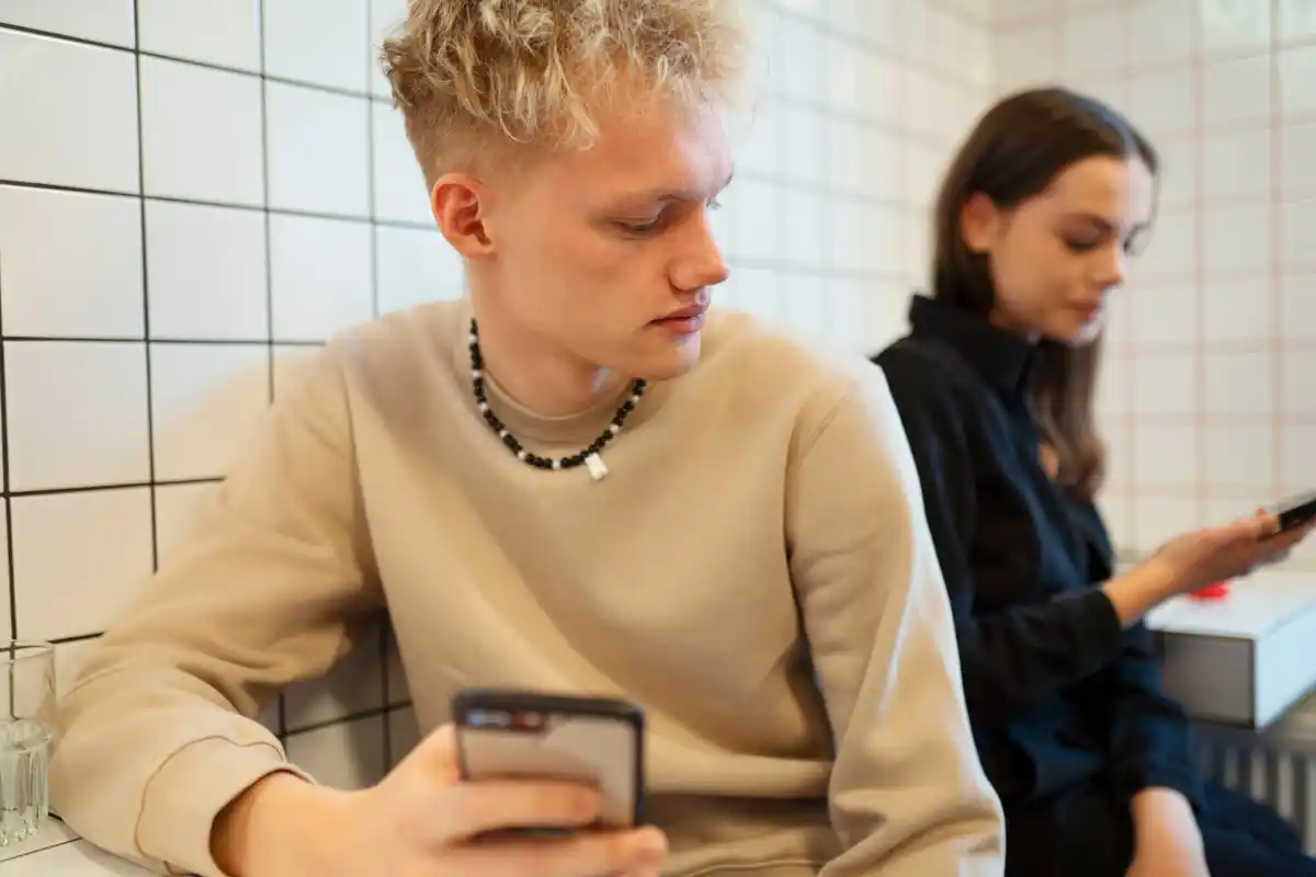dutch people using whatsapp for conflict resolution