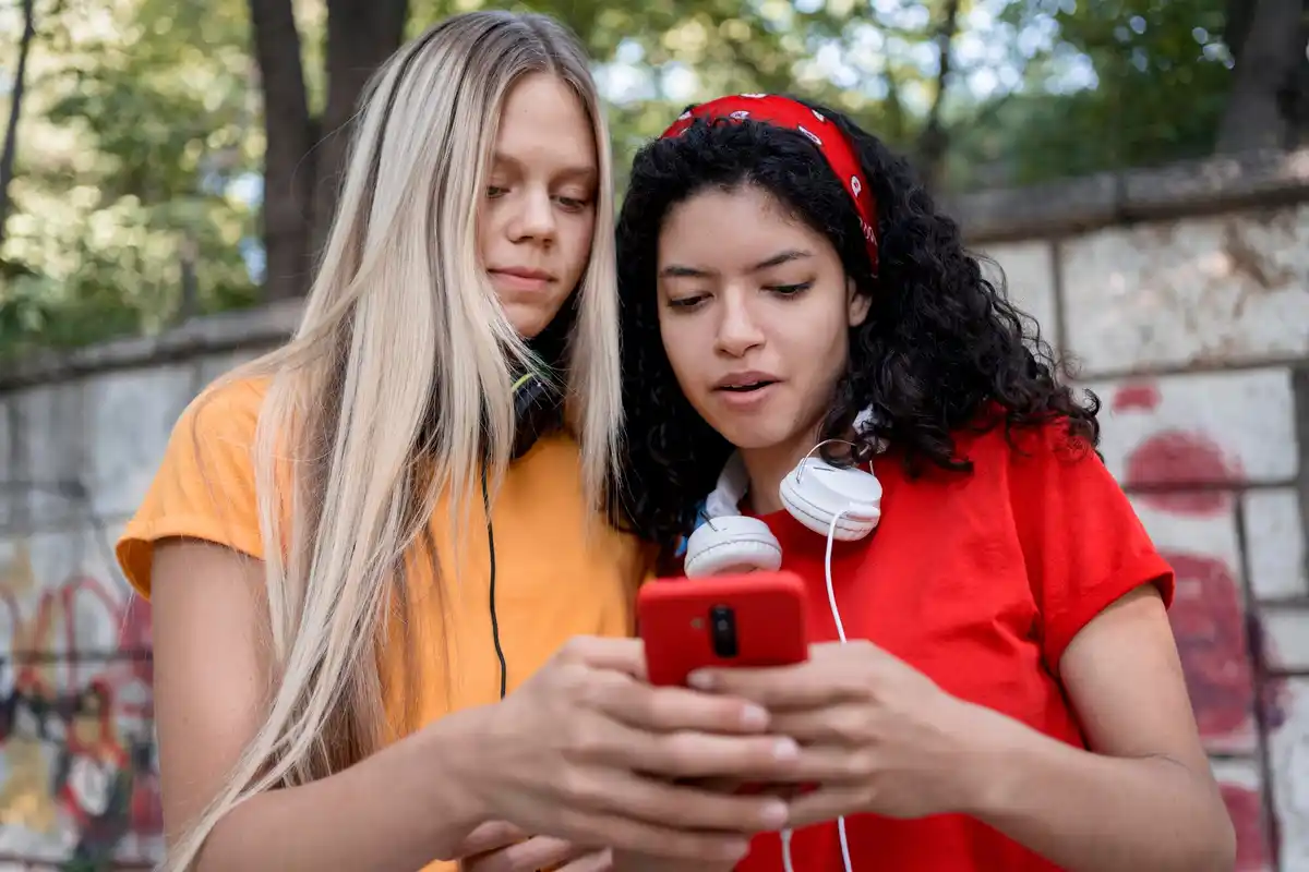 dutch friends texting reconciliation whatsapp