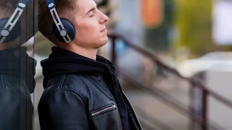 affordable headphones dutch commuter