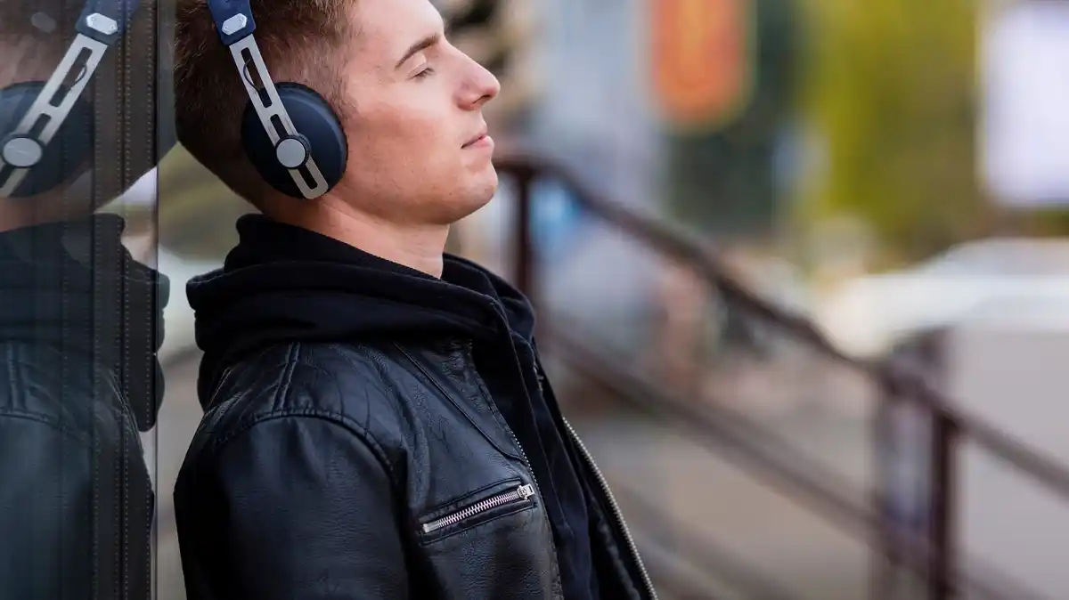 affordable headphones dutch commuter