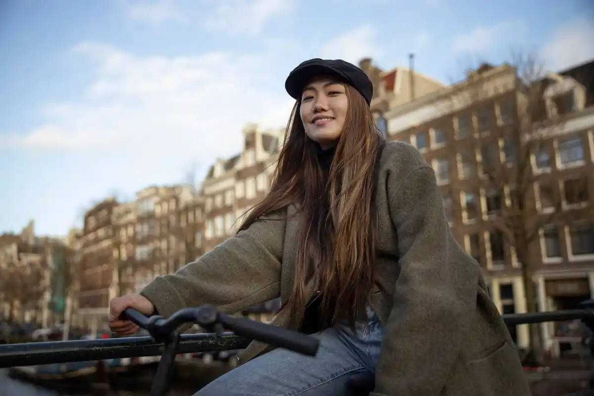 woman natural skin confidence dutch street