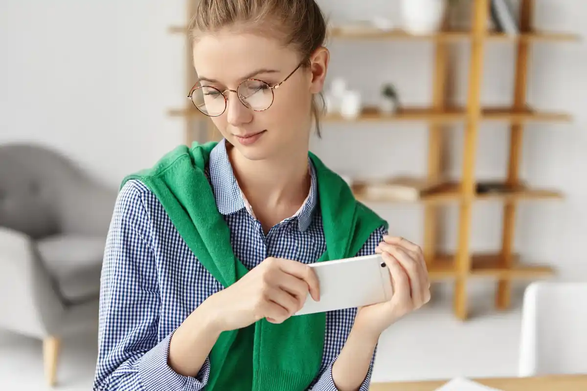 Dutch student making self-made quiz cards at home