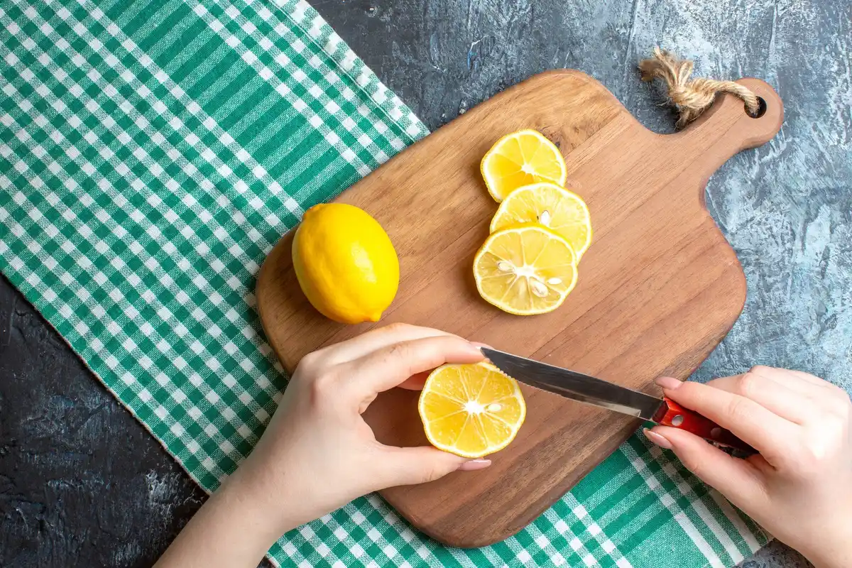 using lemon peel for cleaning microwave