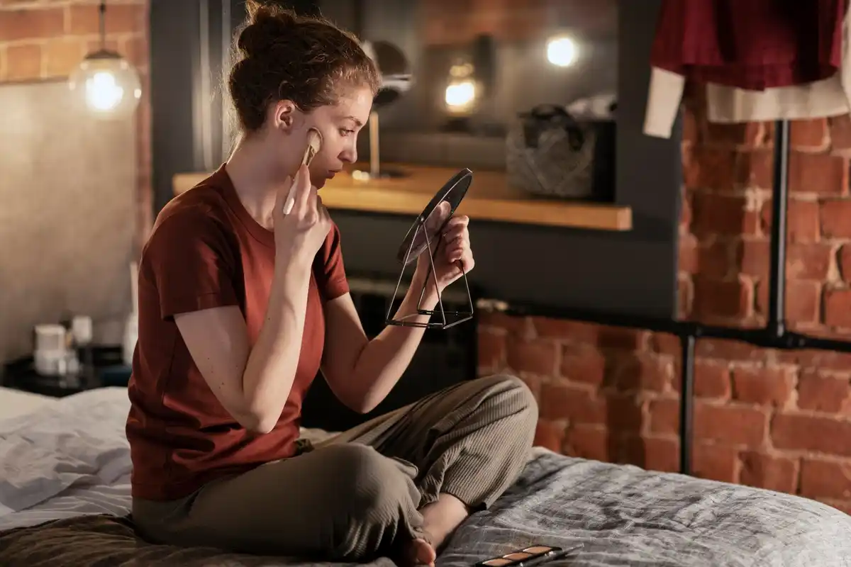 dutch person charging phone at night bed forbidden