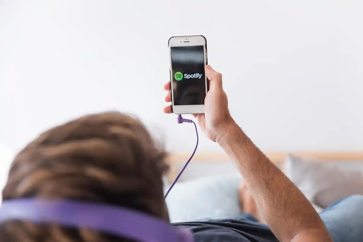 overheated smartphone while charging hands netherlands