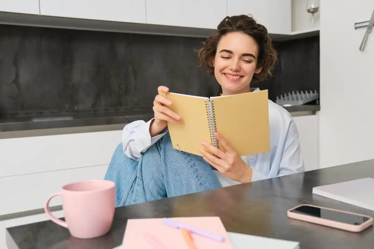 Dutch student memorizing notes with calendar and smartphone