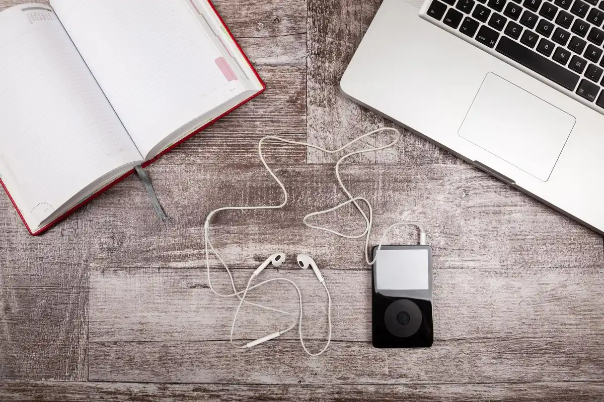 messy desktop charging cables smartphone netherlands