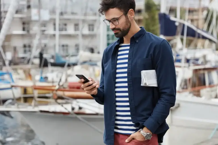 Dutch person using WhatsApp starred messages Netherlands