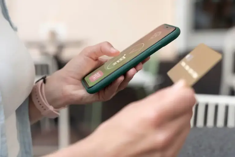 hand entering secret code smartphone dutch