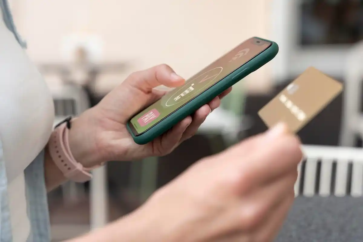 hand entering secret code smartphone dutch