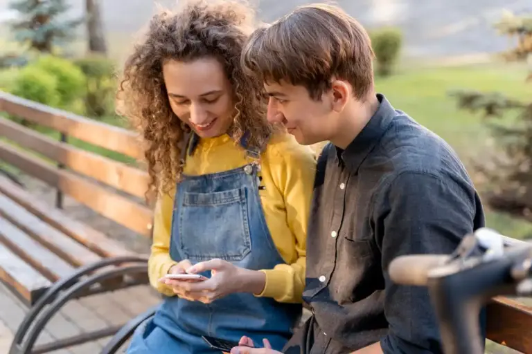 old chat messages nostalgia dutch couple smartphone