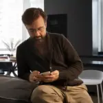 dutch person using smartphone to discover forgotten money
