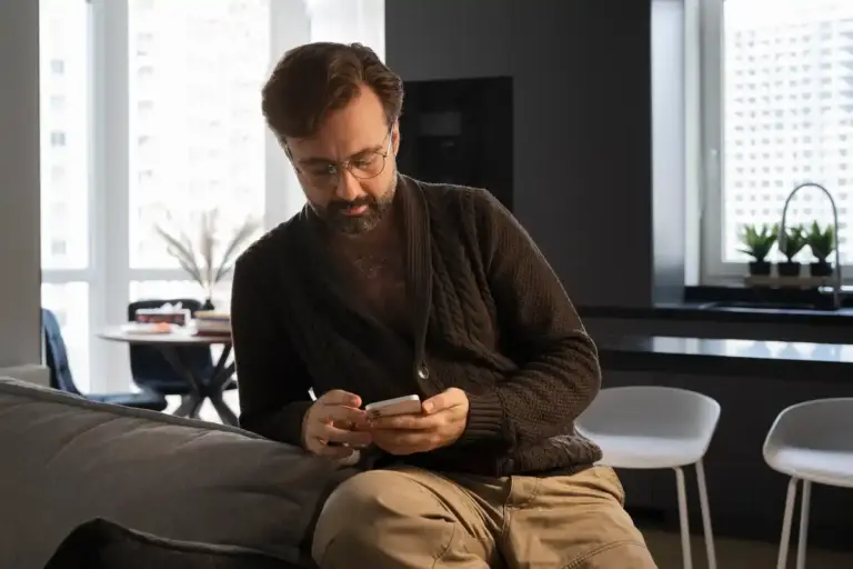 dutch person using smartphone to discover forgotten money