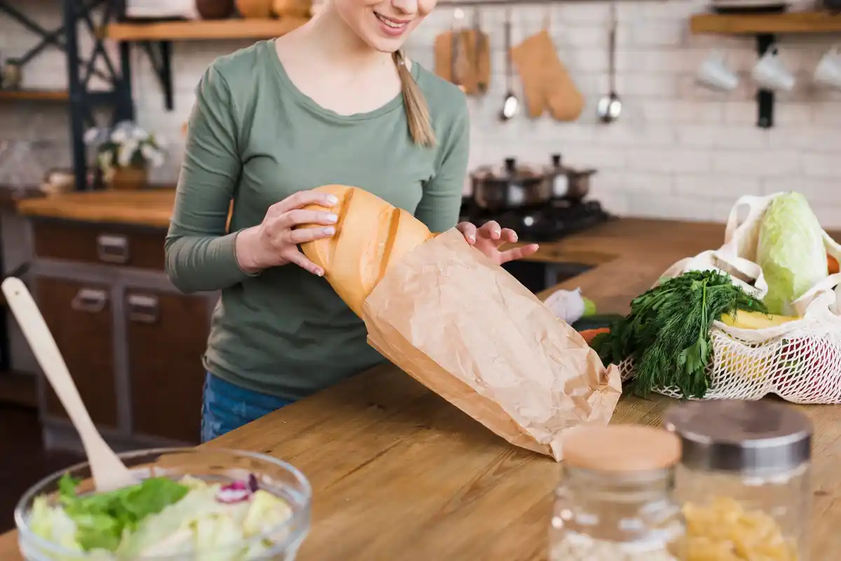 Reusable bread bag with potato hack for freshness Dutch
