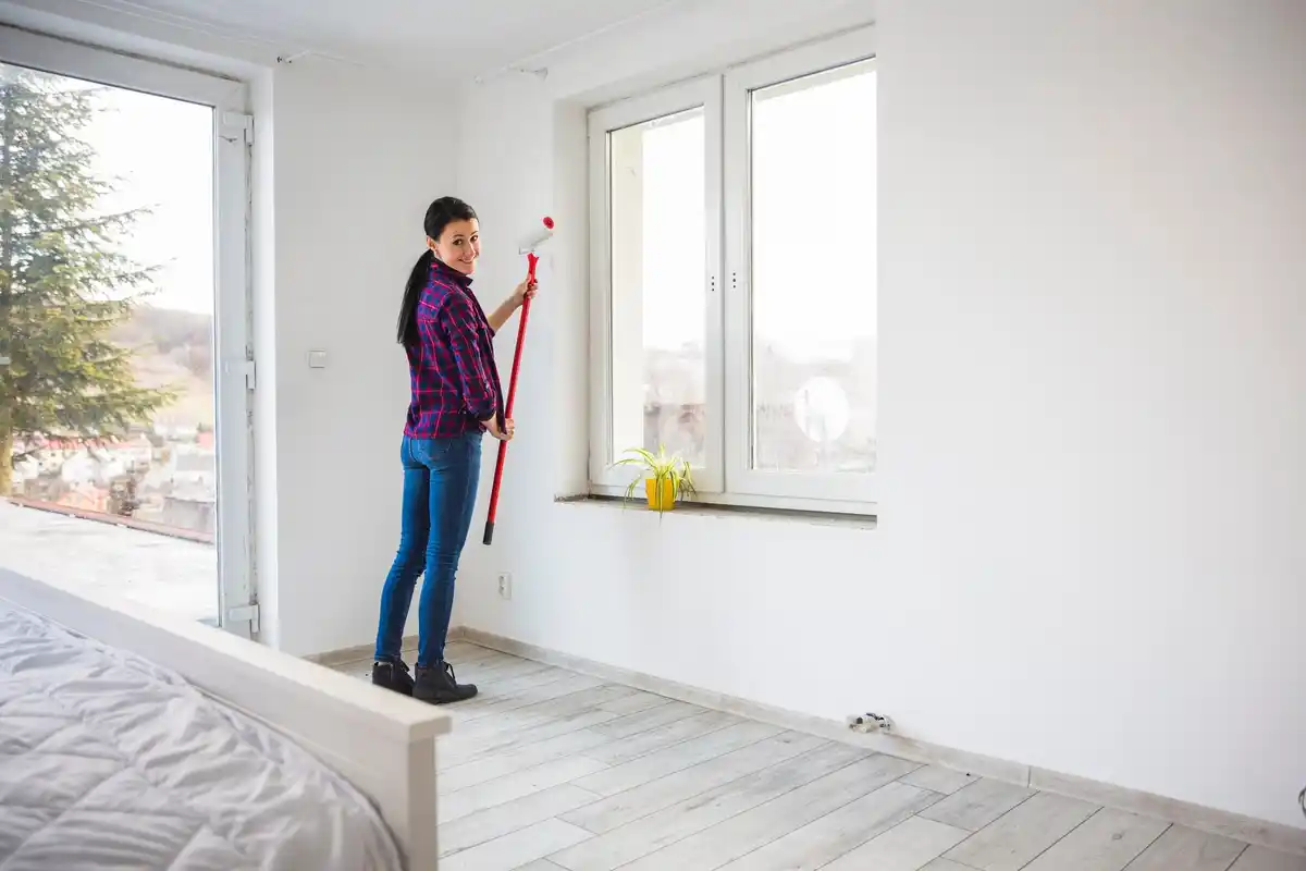 vrouw gebruikt spraysysteem om vloer schoon te maken Nederlands interieur