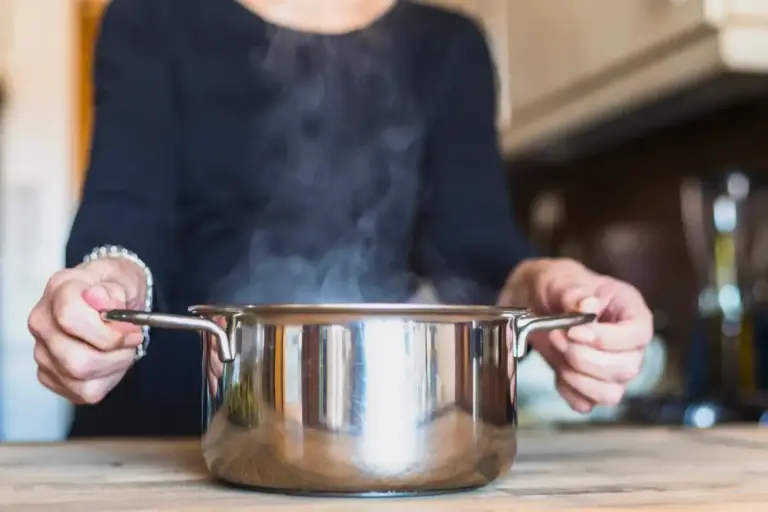 how to prevent food from sticking to old frying pan Dutch kitchen